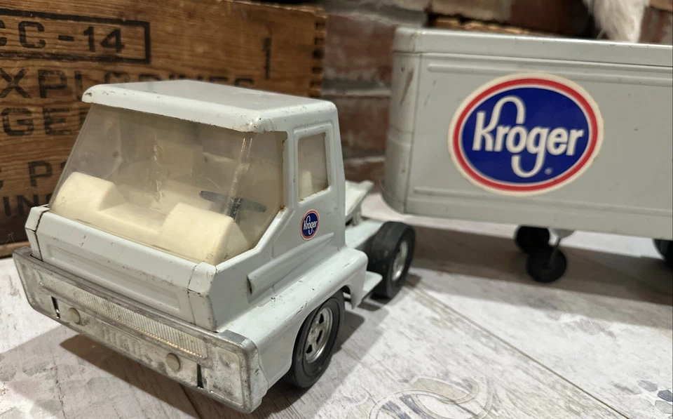 Vintage 1960's very rare Structo Kroger Semi Truck Pressed Steel - Image 2 of 4