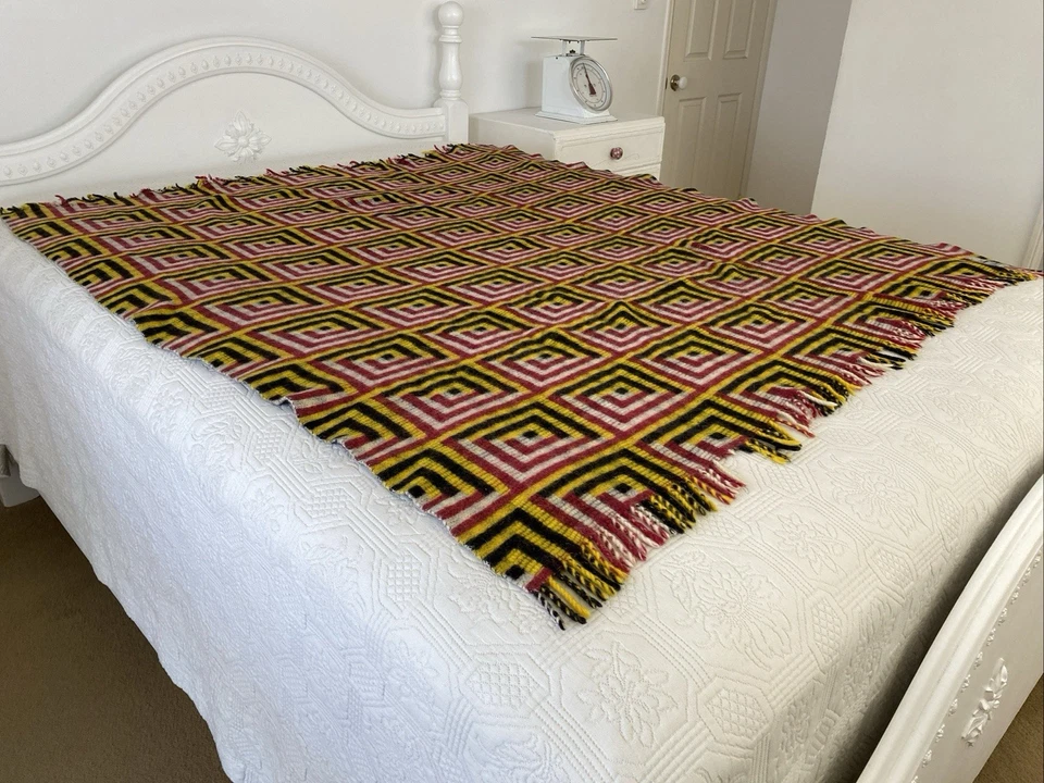 Vintage Manatunga Māori Keepsake Tulutuku Picnic Throw Rug Blanket NZ 160x135cm - Image 4 of 4