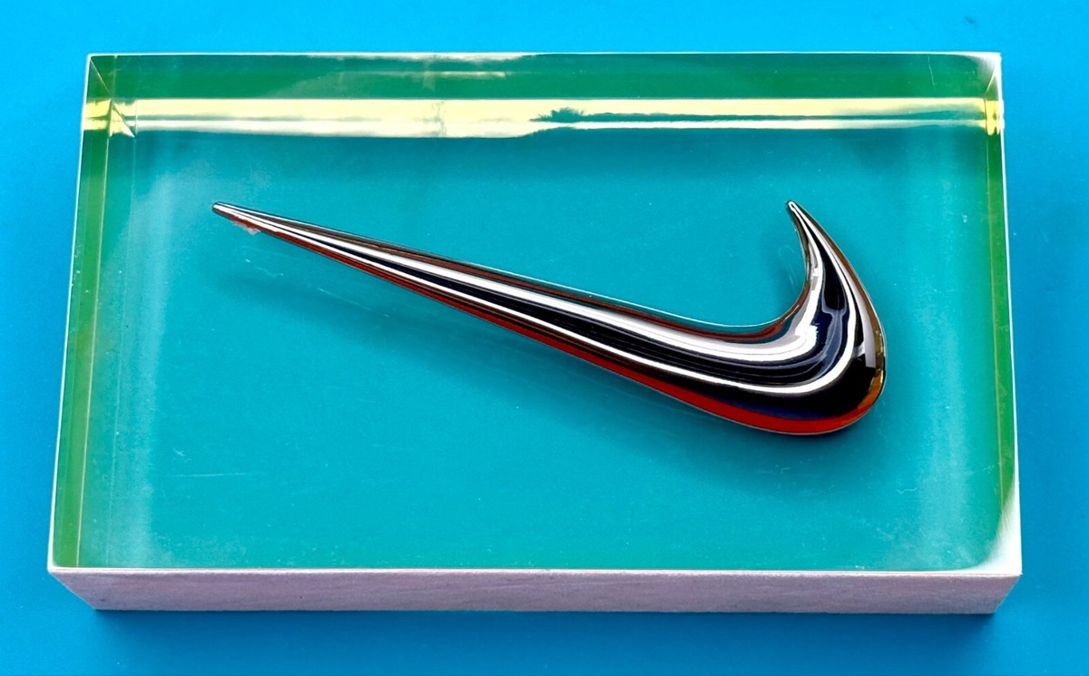 ✓ NEW AND RARE NIKE SWOOSH LOGO PLAQUE VISION 2005 ACRYLIC STORE