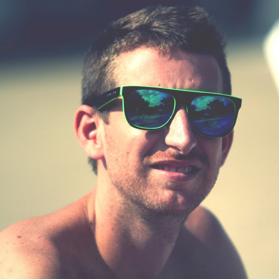 Gafas de sol Biohazard Gafas de diseñador Gafas Espejo Tonos multicolores Foto 2 de 3