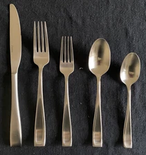 ONEIDA new Satin Moda 5 Piece Place Setting~18/10 Stainless Steel~