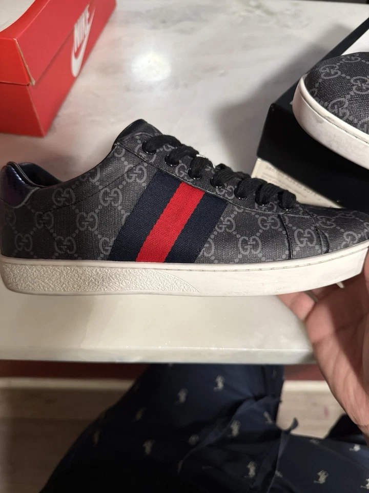 Auténticos zapatos Gucci negros y rojos Foto 3 de 4