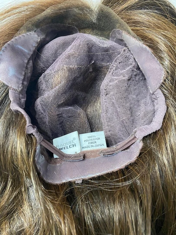 Peruca em camadas Raquel Welch Take A Bow queixo comprimento com base amarrada à mão por Hairuwear - Imagem 4 de 4