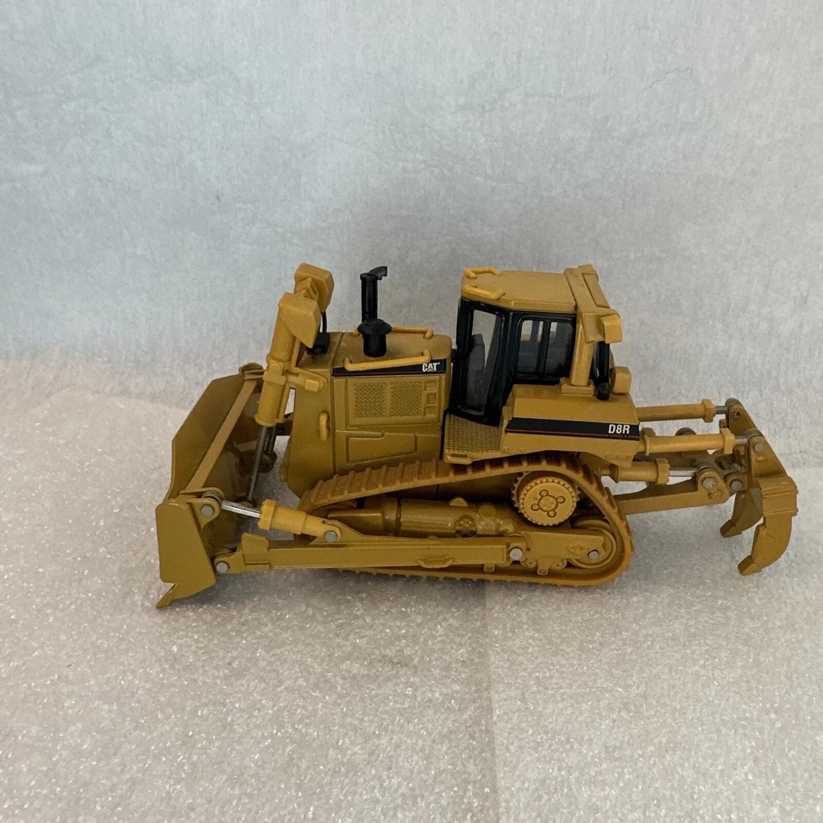 CAT CATERPILLAR D8R SERIES II TRACK TYPE W/OPERATOR 1/50 DIECAST