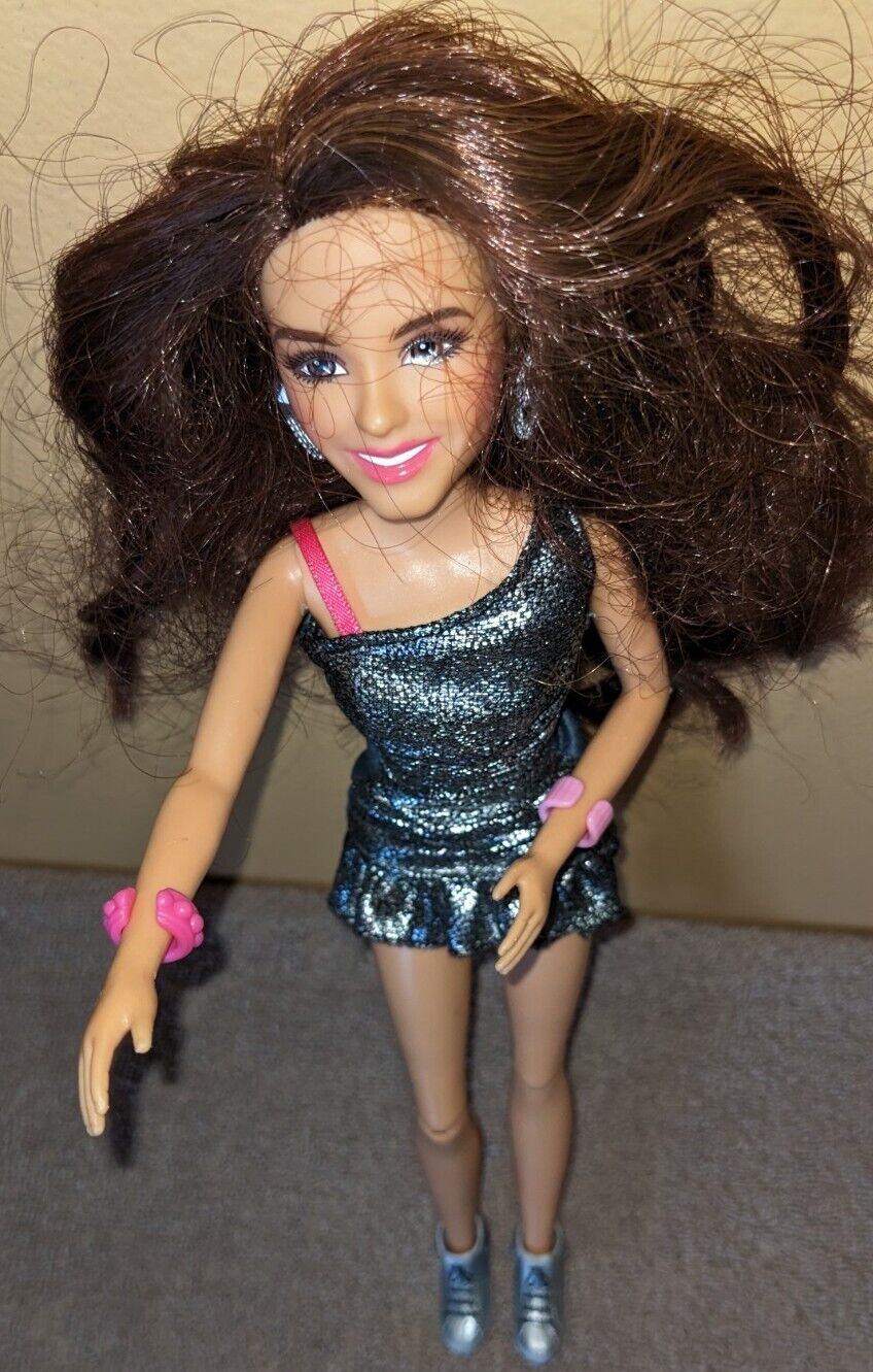 Nickelodeon Victorious Tori Vega Singing Doll New in damaged box Rare