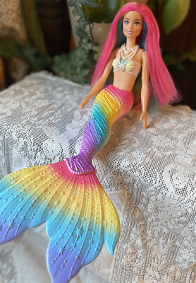 Poupée Barbie Dreamtopia Rainbow Magic Mermaid avec cheveux arc-en