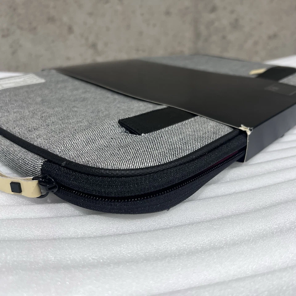 hex 15” laptop sleeve with ipad pocket - Image 4 of 4