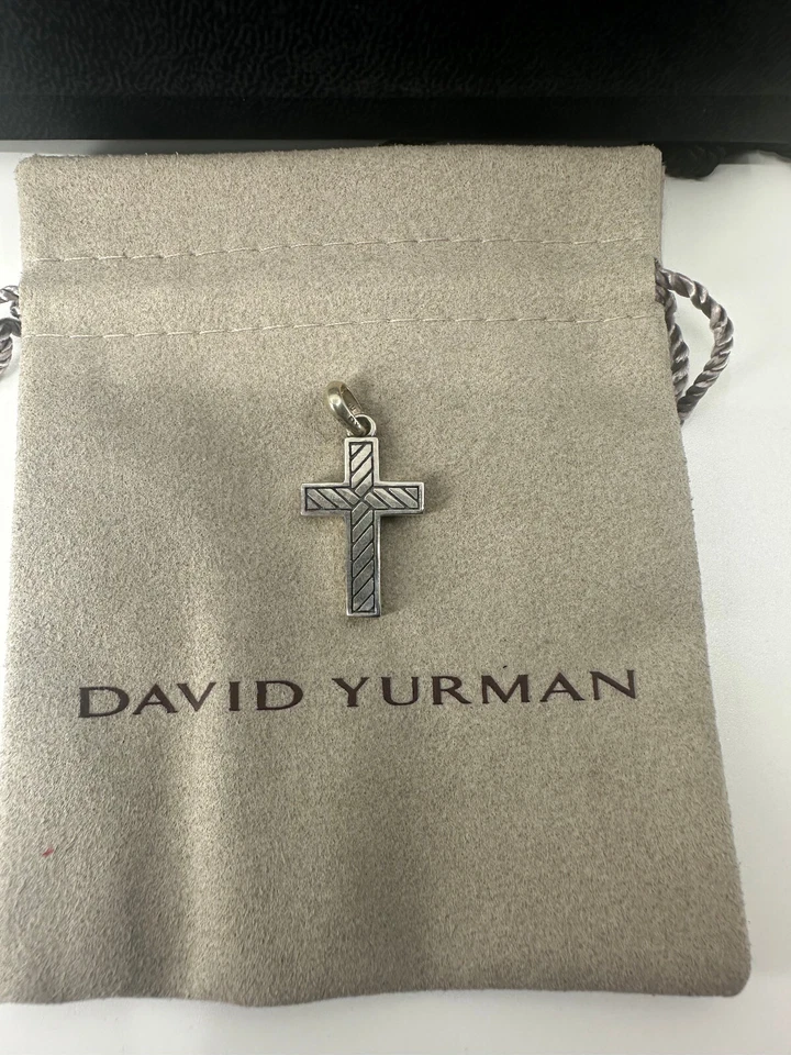 Cruz de Piedra Exótica David Yurman Plateada con Ónix Negro Foto 3 de 4