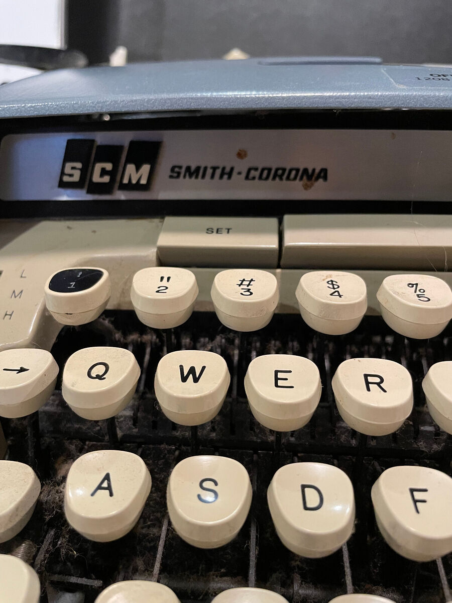 Smith-Corona SCM Classic 12 Portable Typewriter with hard Smith-Corona SCM Classic 12 Portable Typewriter with hard