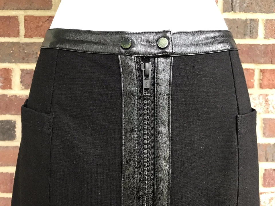 JOE FRESH JCP **TALLA 2** Falda Negra Línea A con Borde de Cuero Sintético Foto 2 de 4