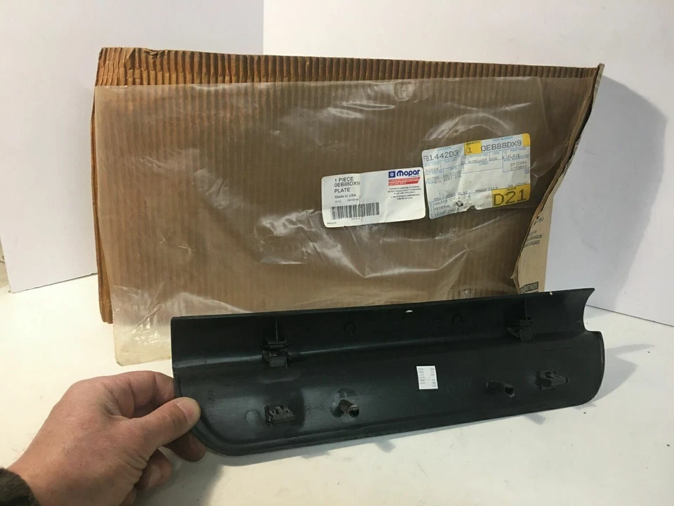 NOS 95,96,97,98 PLYMOUTH & DODGE NEÓN 4 puertas placa de umbral trasero derecho 4620224a -C56 Foto 2 de 4