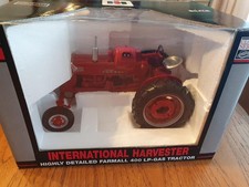 SPECCAST IH Classic Series  Farmall 400 LP-Gas 1:16 TRACTOR, BOXED