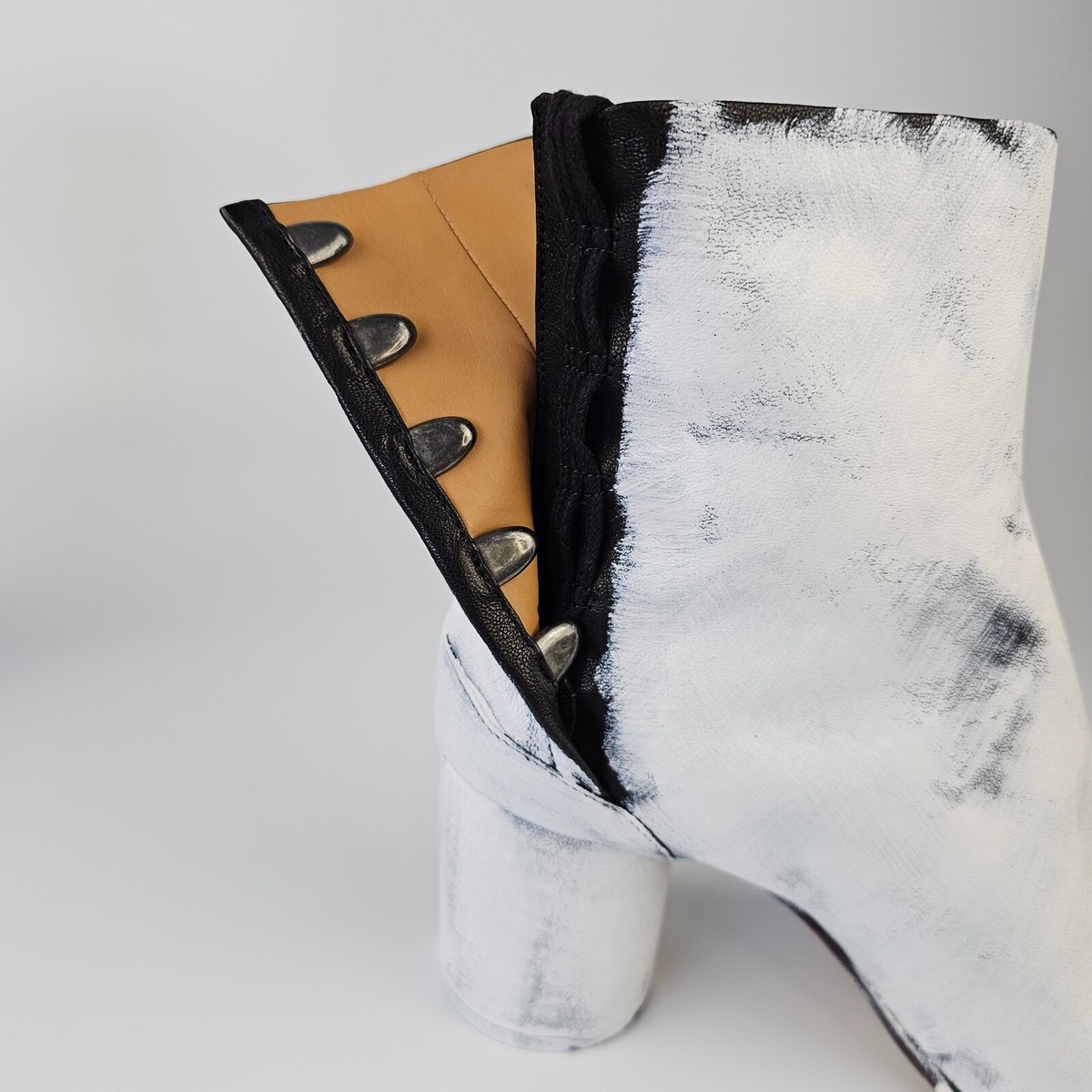 MAISON MARGIELA Tabi Bianchetto $1650 Black/White Leather MAISON MARGIELA Tabi Bianchetto $1650 Black/White Leather