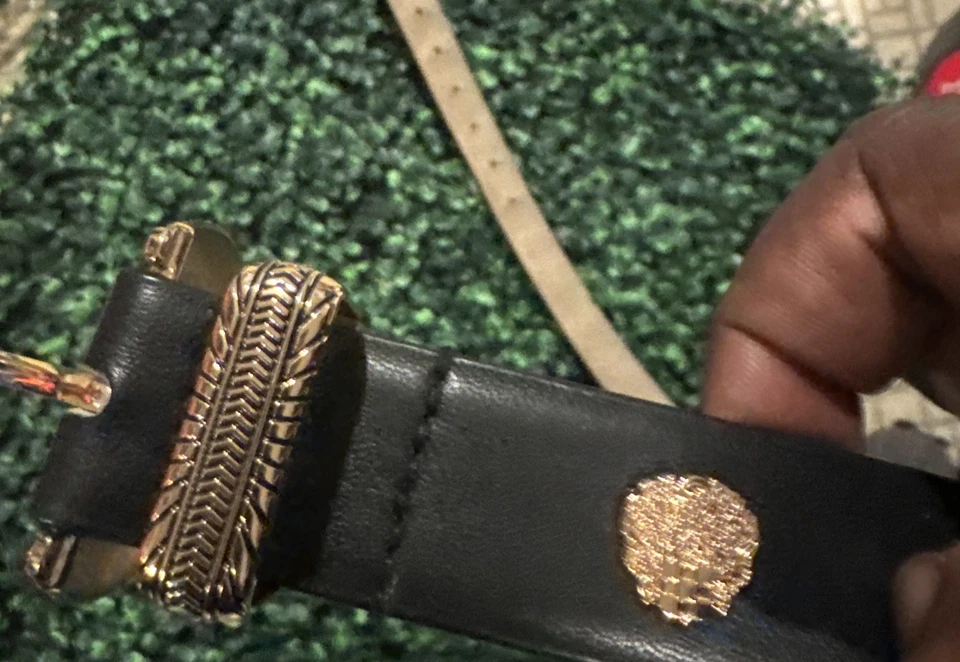 Cinturón de moda Vince Camuto de poliuretano de diseñador adornado plateado negro Foto 4 de 4