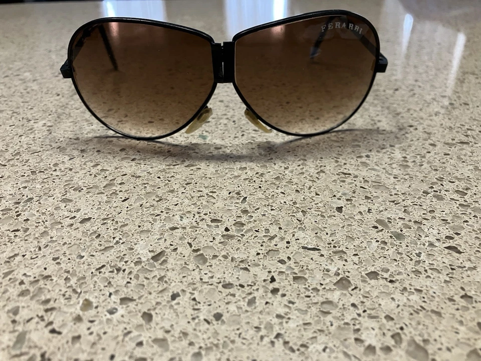 Gafas de sol plegables Ferrari Aviator vintage años 80 marco negro lentes marrones  Foto 4 de 4