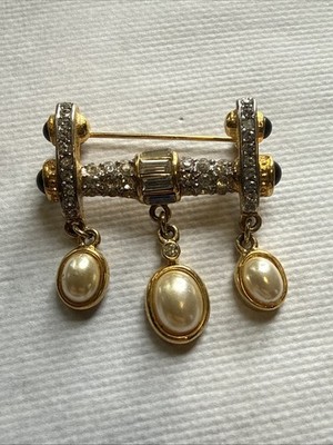 Vintage CAROLEE Gilt Baroque Faux Pearl Rhinestone Accent  Brooch (see Descript)
