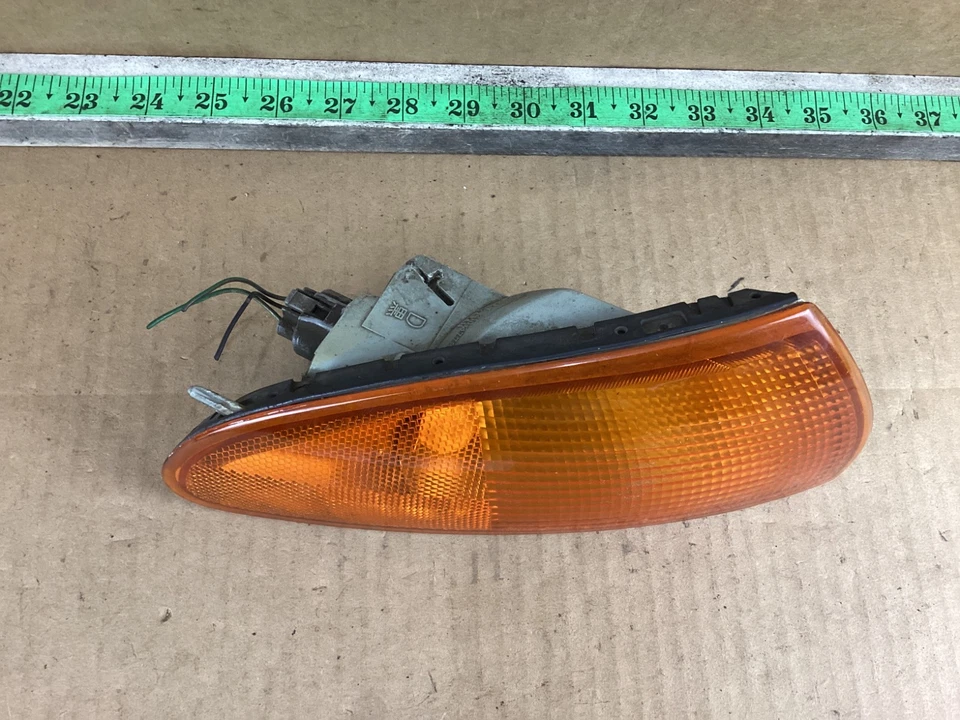 Luz de señal de giro Eagle Summit 1993-1996 esquina del lado del pasajero delantero derecho/estacionamiento Foto 2 de 4