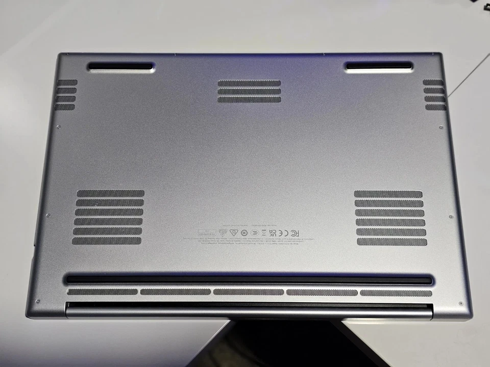 Razer Blade 18 / 2TB SSD / Core i9 14900HX / QHD+ 300HZ / 32GB RAM / 4090 - Image 2 of 4