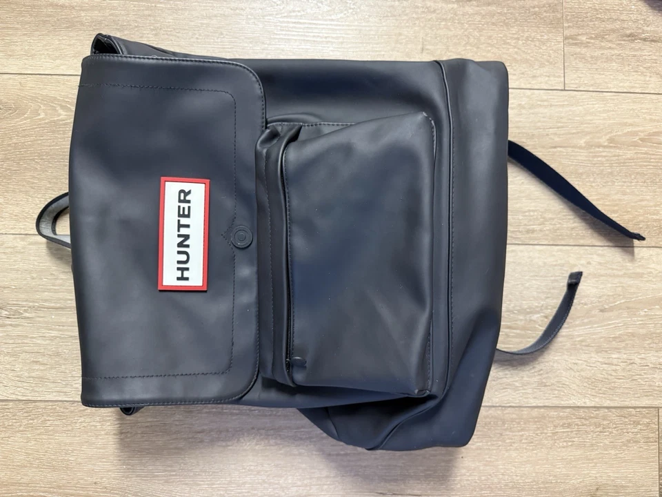 Mochila Hunter For Target negra con forro rojo impermeable fácil de limpiar Foto 3 de 4