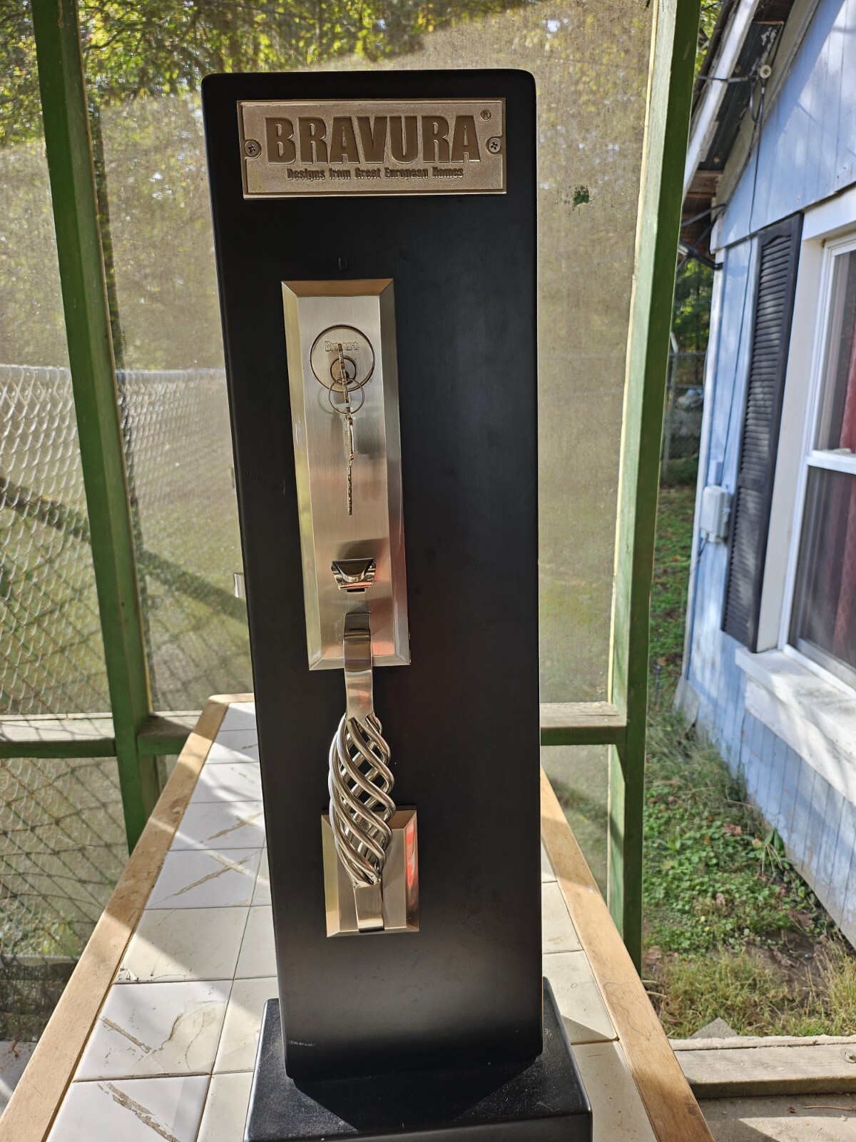 Locksmith BRAVURA ENTRANCE Lockset Fully Functional Model. 2-3/4 BACKSET  RH