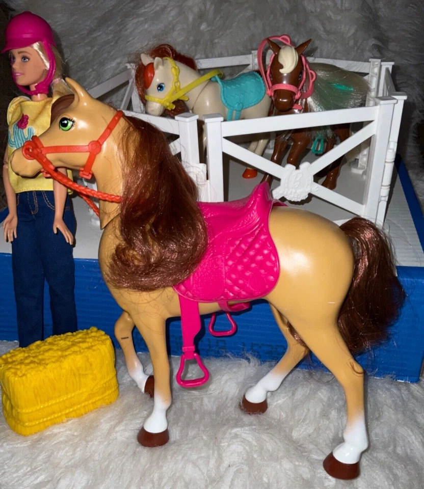 Mattel Barbie Three Horses Set Pen Hay Equestrian 2013 C5 - Image 2 of 4