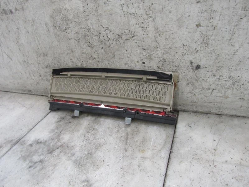 AUDI A6 2003-2005 TERCERA LUZ DE FRENO CENTRO TRASERO Foto 2 de 4