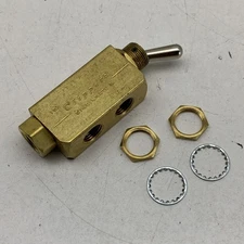 Clippard MJTV-3 Normally Closed 3-Way Manual Toggle Valve 1/8" NPT