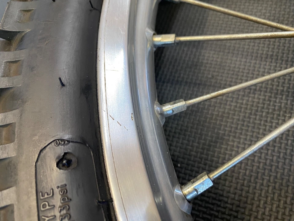 1985 - 2005 Kawasaki KLR250 roda dianteira 21x1.60 OEM bom pneu - Imagem 2 de 4