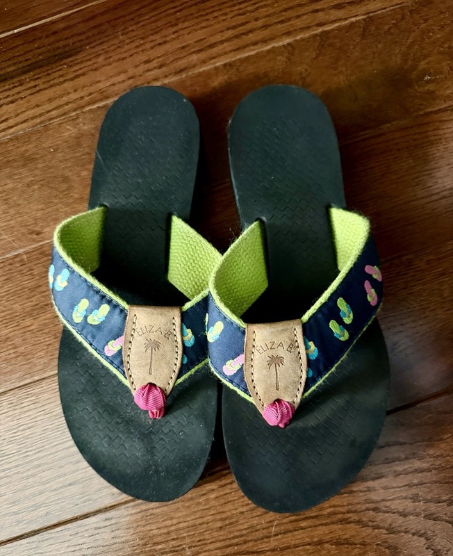 Women’s Eliza B ribbon sandal with flip flop details. Size 6.  