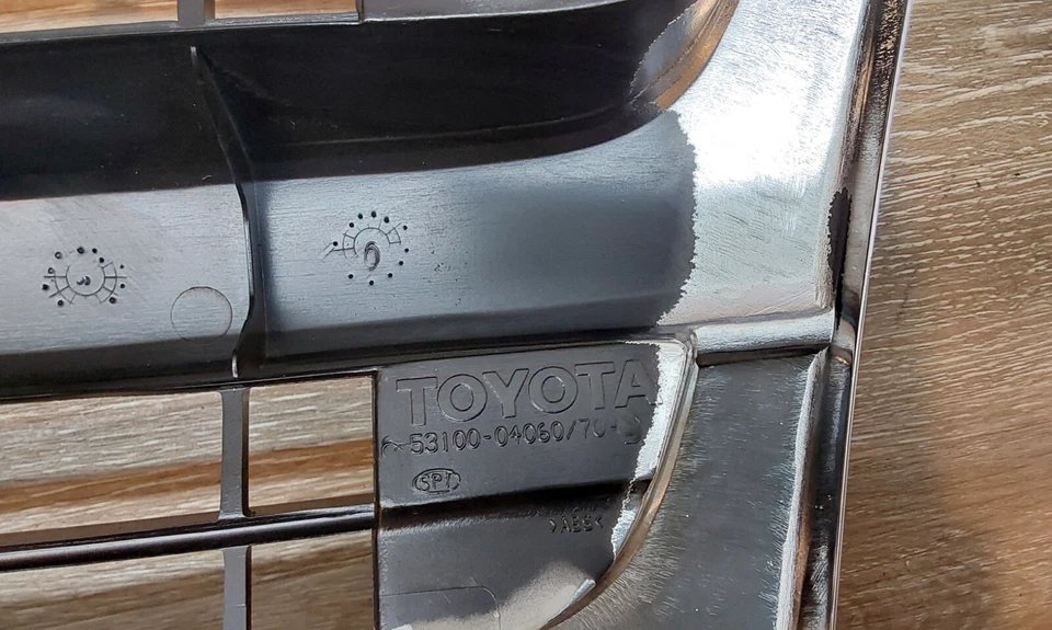 1996-2001 Toyota Tacoma Radiator Grille ASSY OEM Part#53100-04060 - Image 3 of 4