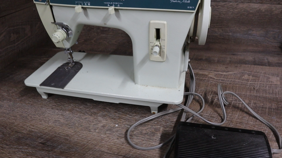 Singer Fashion Mate 257 Sewing Machine with Pedal Vintage *PARTS