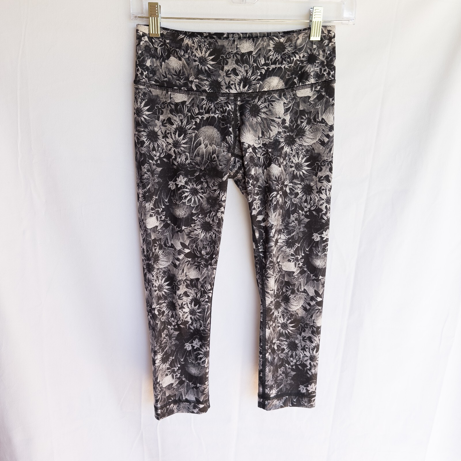 Lululemon Wunder Under Crop Pant in Flowabunga Black Angel Wing Size 4 Womens Athletic