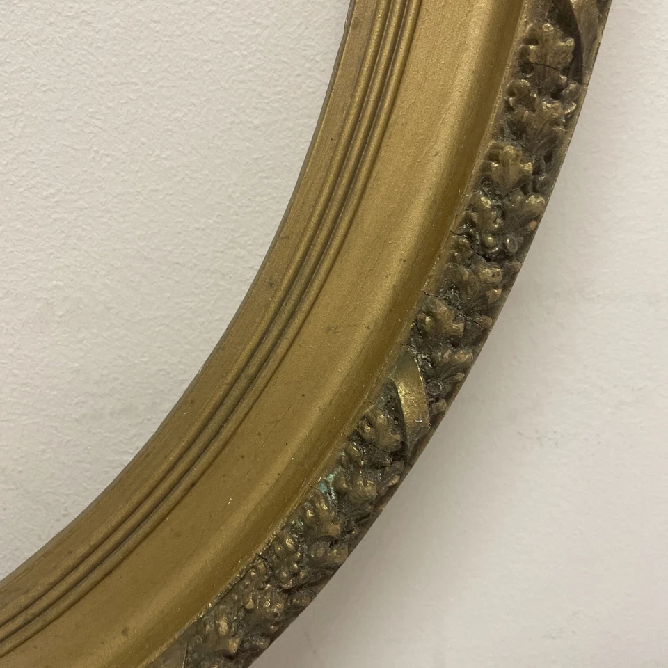 RARO: Antiguo marco de madera ornamentado dorado ovalado 24,75”x19,5”x1,25” Foto 2 de 4