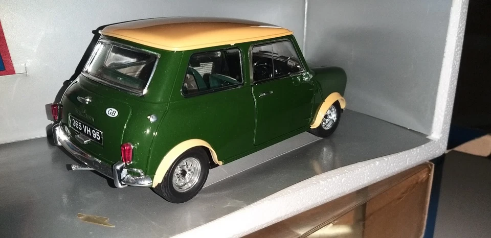 MINI COOPER S 1964 1:16 SOLIDO PRESTIGE CODICE 8021  - Immagine 2 di 3