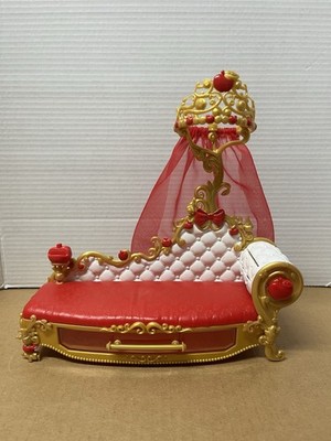 Vintage 2013 Ever After High Apple White Red Gold Crown Relaxing Couch Bed L