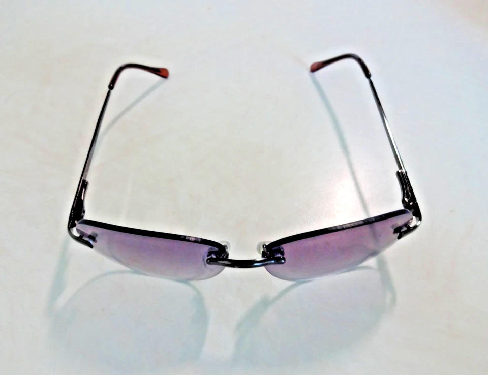 Gafas de sol Foster Grant Mardi Gras color púrpura oscuro lentes resistentes a arañazos Foto 3 de 4