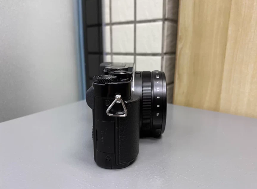 Cámara compacta Panasonic LUMIX DC-LX100 II M2 4K con lente Leica F1,7-2,8 24-75 mm Foto 4 de 4