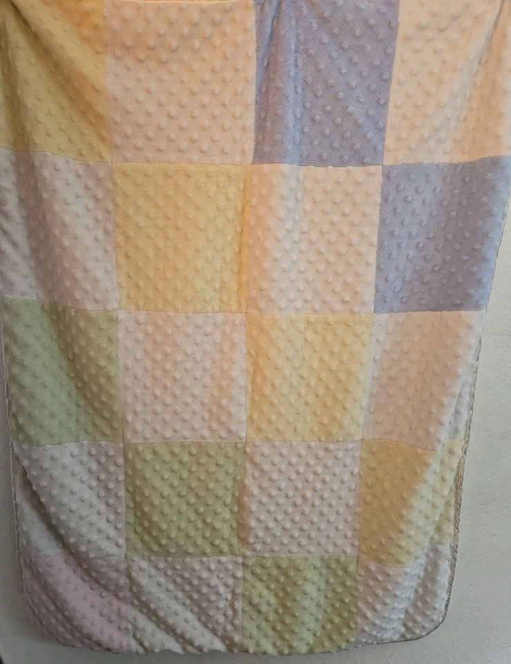 Cobertor de bebê Just Born Minky Dot verde amarelo azul rosa quadrados Sherpa patchwork - Imagem 2 de 4