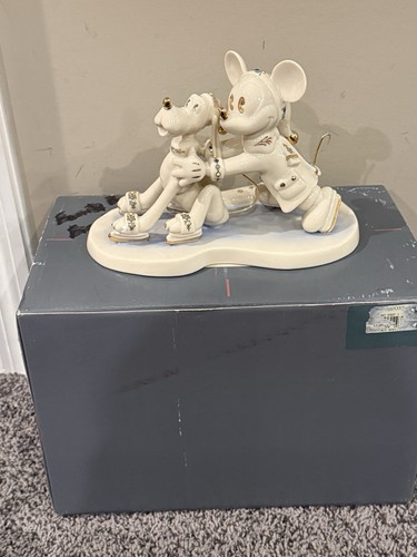 Lenox Disney Showcase Collection Mickey & Pluto Skaters Jeweled Figur - Bild 2 von 8