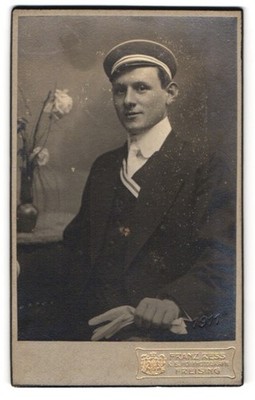 Photography Franz Ress, Freising, Am Wörth 100, portrait student in suit with SC 