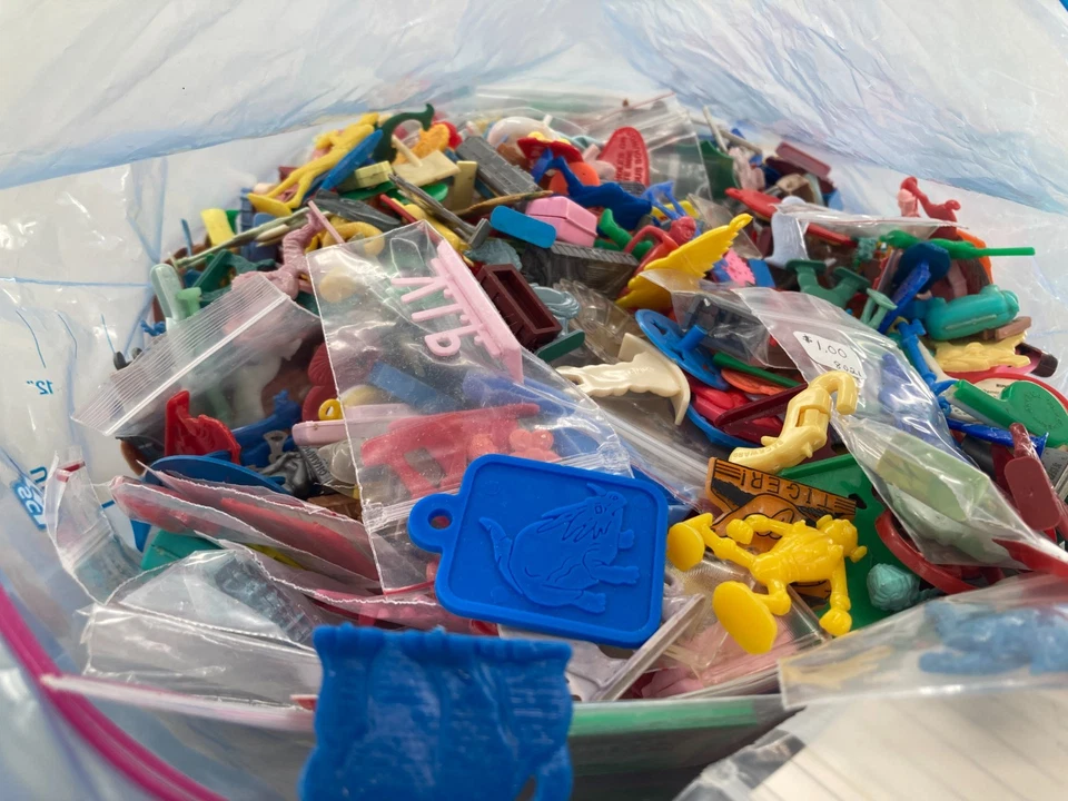 Cracker Jack Juguetes de Plástico Aleatorio 4.5 OZ Lote Gumball Confición Premio Dije Ficha Foto 2 de 4