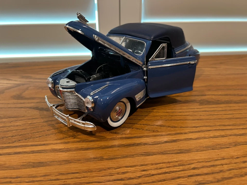 Chevrolet Deluxe 1941 - escala 1/18 fundido a presión por Universal Hobbles - color azul Foto 3 de 4