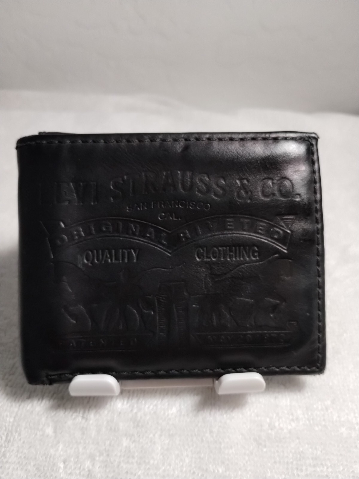 Black Levi's Logo Men's    Genuine Leather Trifold Wallet