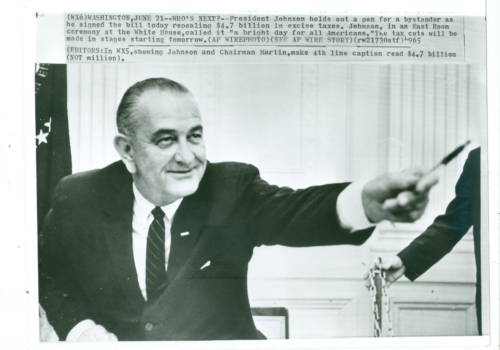 1965 foto de prensa del presidente Johnson, firma de ley que deroga impuestos especiales - Imagen 1 de 1