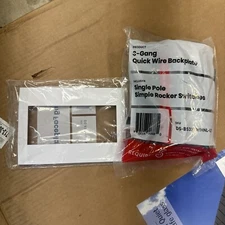 NEW Deako 3-Gang Backplate and Faceplate, Simple Rocker Switch, DS-BS3X-WHNL-UCQ