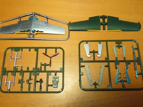 F-toy's 1/72 Ki43-II HAYABUSA (OSCAR) `Pre-painted full action assembly kit' - Picture 5 of 12