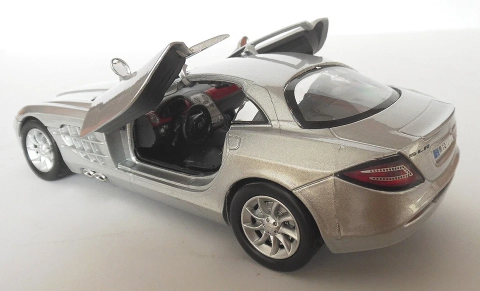Coche diecast Mercedes-Benz SLR McLaren 1/24 motor máximo usado Foto 2 de 4
