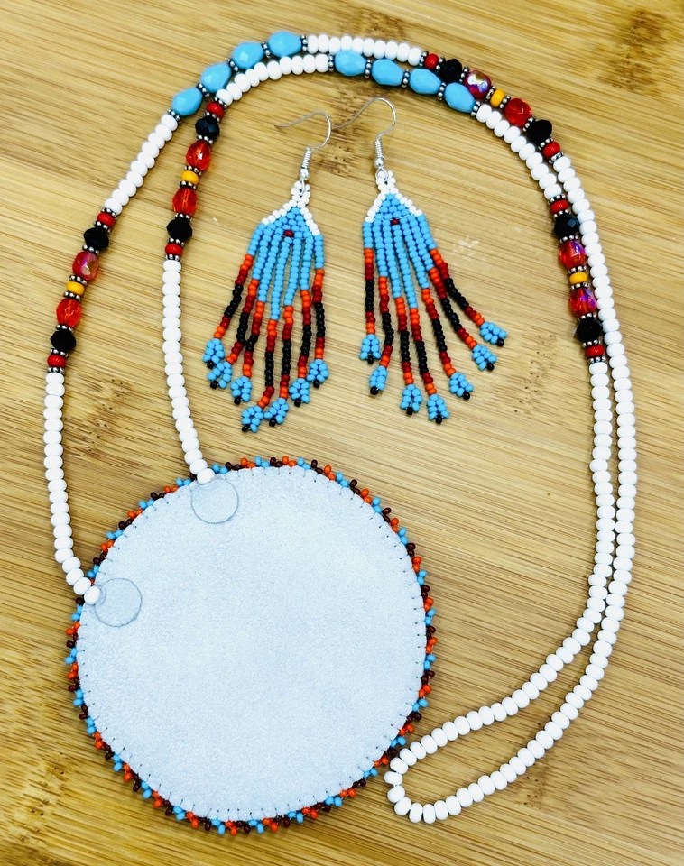 Juego de pendientes collar medallón rojo blanco con cuentas hechos a mano Foto 4 de 4