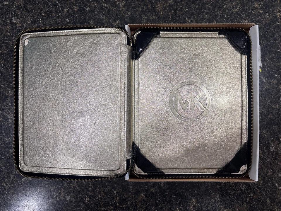 Michael Kors Jet Set Para iPad Negro Exterior Dorado Brillante Interior Autoportante Foto 3 de 4