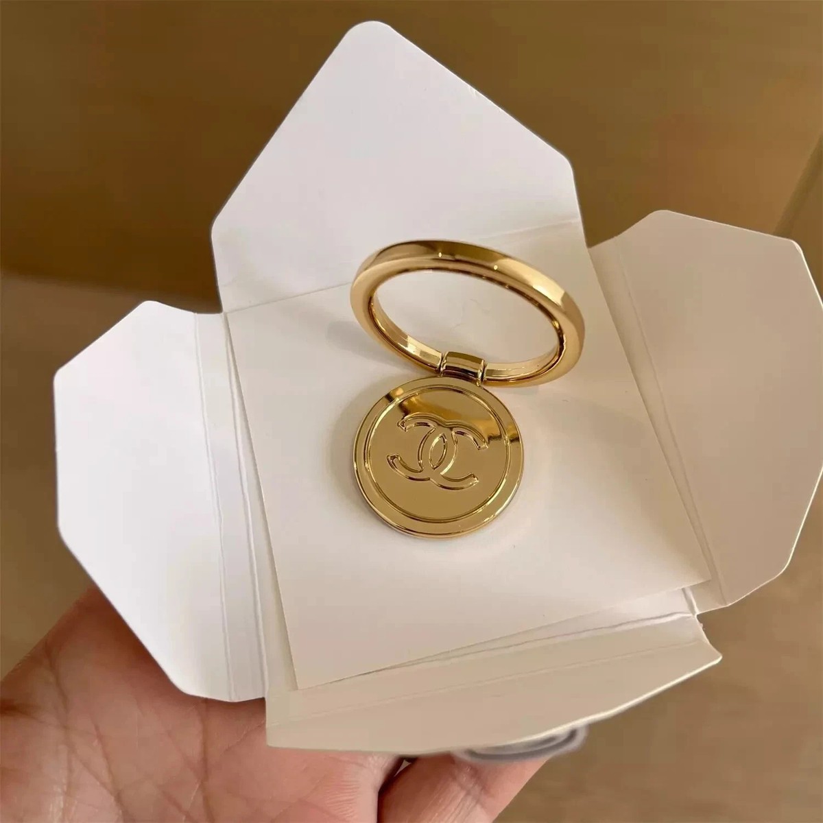 CHANEL ノベルティ　スマホホルダー CHANEL Beauty Beaute Gold Phone Finger Ring Holder VIP Gift